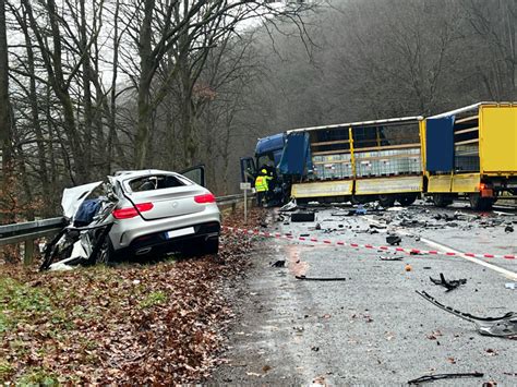 Arnstein: Tödlicher Verkehrsunfall im Begegnungsverkehr .